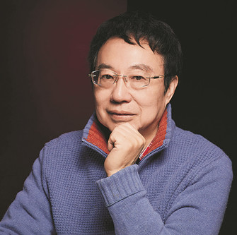 丁帆，南京大學(xué)文學(xué)院教授。曾任國(guó)務(wù)院學(xué)位委員會(huì)中文學(xué)科組第四、第五屆學(xué)科評(píng)議組成員，中國(guó)社會(huì)科學(xué)中文學(xué)科評(píng)審委員。有論著二十余部，另著有散文隨筆集十余部