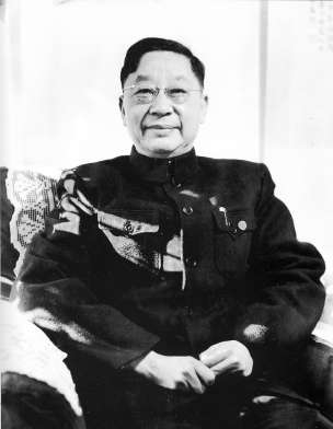 50年代末，老舍在北京寓所客廳。