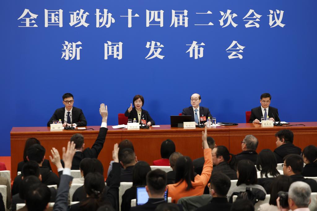 3月3日，全國政協(xié)十四屆二次會議新聞發(fā)布會在北京人民大會堂舉行。大會新聞發(fā)言人劉結(jié)一向中外媒體介紹本次大會有關(guān)情況并回答記者提問。這是記者在發(fā)布會上舉手提問。新華社記者 金立旺 攝