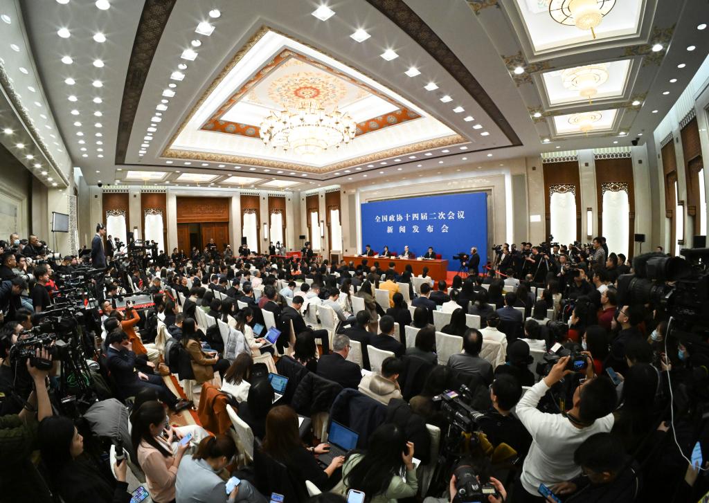 3月3日，全國政協(xié)十四屆二次會議新聞發(fā)布會在北京人民大會堂舉行。大會新聞發(fā)言人劉結(jié)一向中外媒體介紹本次大會有關(guān)情況并回答記者提問。?新華社記者 陳曄華 攝