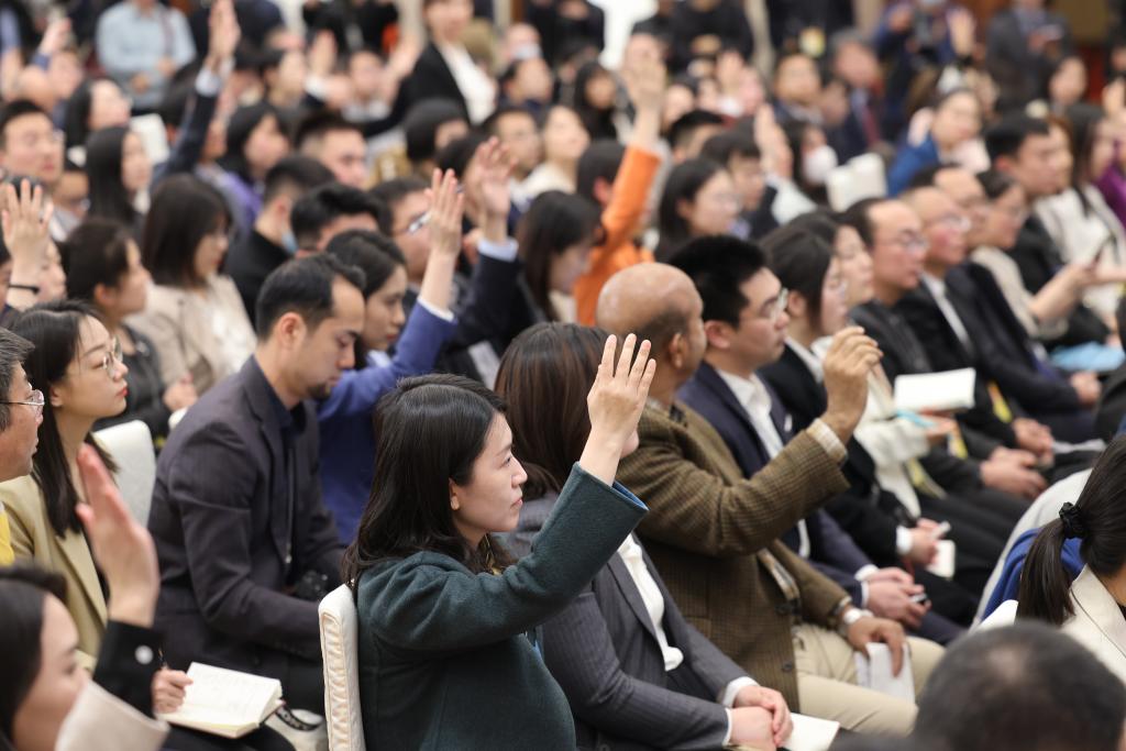 3月3日，全國政協(xié)十四屆二次會議新聞發(fā)布會在北京人民大會堂舉行。大會新聞發(fā)言人劉結(jié)一向中外媒體介紹本次大會有關(guān)情況并回答記者提問。這是記者在發(fā)布會上舉手提問。?新華社記者 邢廣利 攝