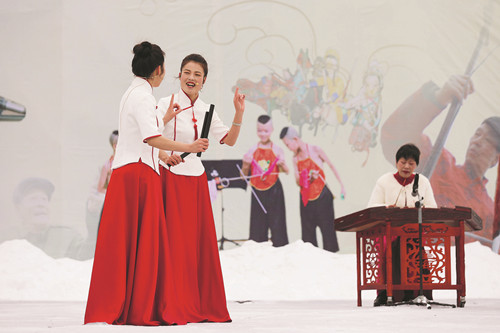 2月21日，演員在河南省平頂山市寶豐縣馬街書會表演河南墜子《咱們的中國節(jié)》。 （新華社發(fā) 何五昌 攝）