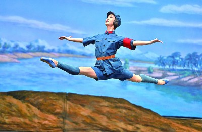 3月2日，演員在表演芭蕾舞劇《紅色娘子軍》。新華社記者 郭程攝