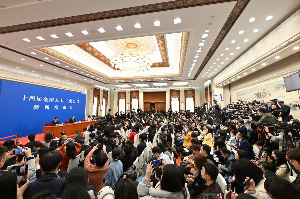 3月4日，十四屆全國(guó)人大二次會(huì)議在北京人民大會(huì)堂舉行新聞發(fā)布會(huì)。大會(huì)發(fā)言人婁勤儉就大會(huì)議程和人大工作相關(guān)問(wèn)題回答中外記者的提問(wèn)。 新華社記者 才揚(yáng) 攝