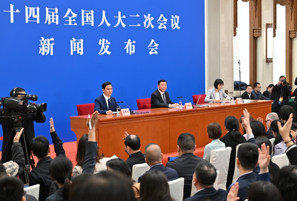 3月4日，十四屆全國(guó)人大二次會(huì)議在北京人民大會(huì)堂舉行新聞發(fā)布會(huì)。大會(huì)發(fā)言人婁勤儉就大會(huì)議程和人大工作相關(guān)問(wèn)題回答中外記者的提問(wèn)。這是記者舉手提問(wèn)。 新華社記者 才揚(yáng) 攝