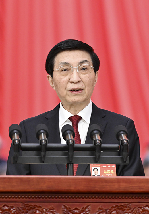 3月4日下午，中國人民政治協(xié)商會議第十四屆全國委員會第二次會議在北京人民大會堂開幕。這是全國政協(xié)主席王滬寧代表政協(xié)第十四屆全國委員會常務(wù)委員會，向大會報告工作。 新華社記者 饒愛民 攝