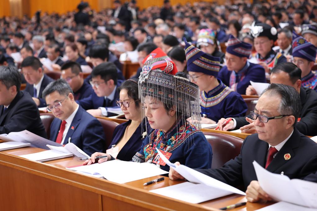 3月5日，第十四屆全國人民代表大會第二次會議在北京人民大會堂開幕。這是代表們在認真聽會。新華社記者 劉衛(wèi)兵 攝