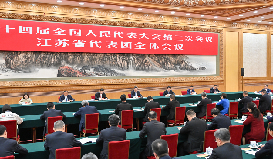 3月5日，中共中央總書記、國(guó)家主席、中央軍委主席習(xí)近平參加他所在的十四屆全國(guó)人大二次會(huì)議江蘇代表團(tuán)審議。新華社記者 岳月偉 攝