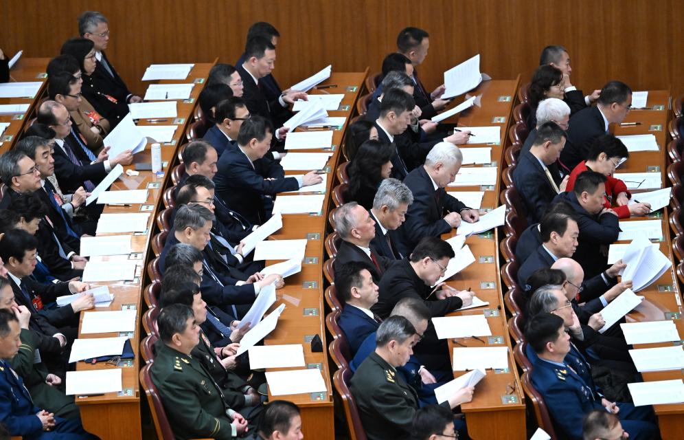 3月7日，全國政協十四屆二次會議在北京人民大會堂舉行第二次全體會議。這是委員們在認真聽會。?新華社記者 陳曄華 攝