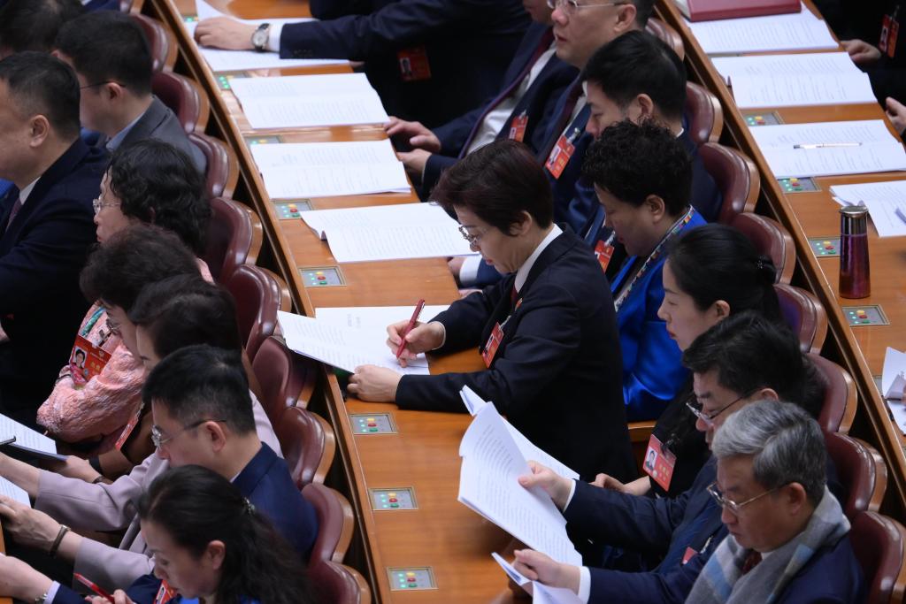 3月7日，全國政協十四屆二次會議在北京人民大會堂舉行第二次全體會議。這是委員們在認真聽會。?新華社記者 李賀 攝