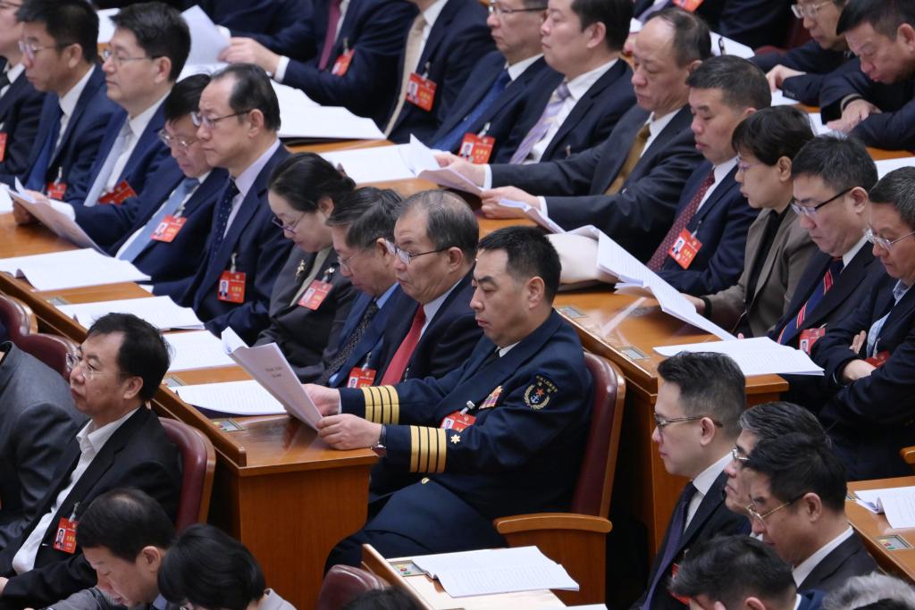 3月7日，全國政協十四屆二次會議在北京人民大會堂舉行第二次全體會議。這是委員們在認真聽會。?新華社記者 李賀 攝