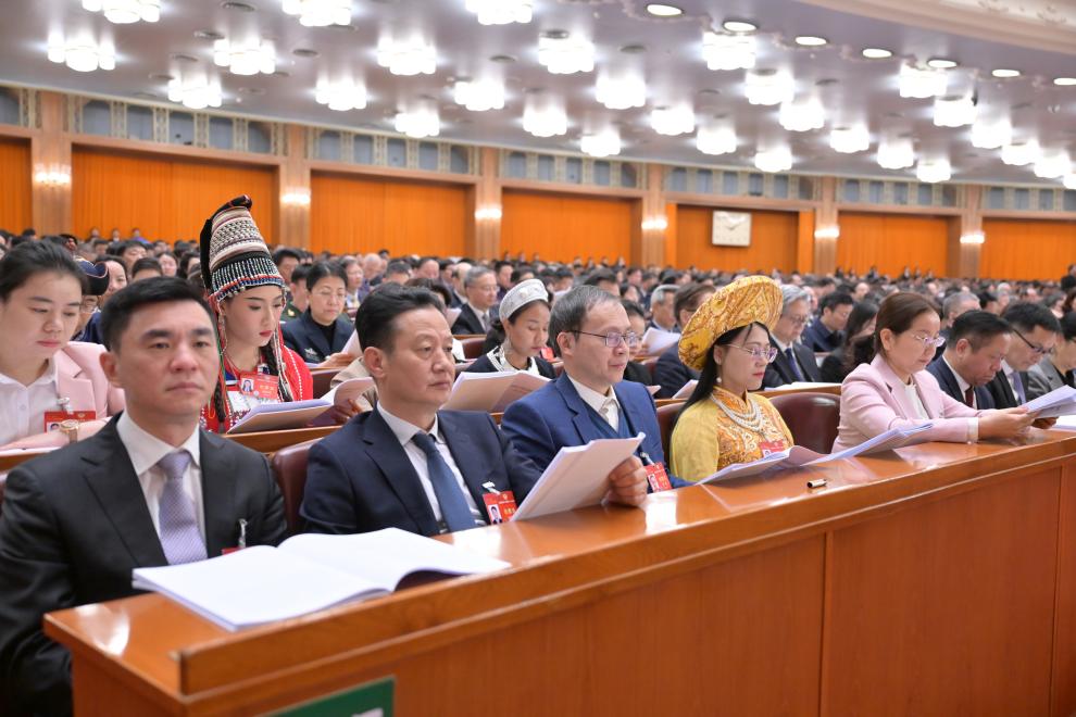 3月7日，全國政協(xié)十四屆二次會議在北京人民大會堂舉行第二次全體會議。這是委員們在認真聽會。