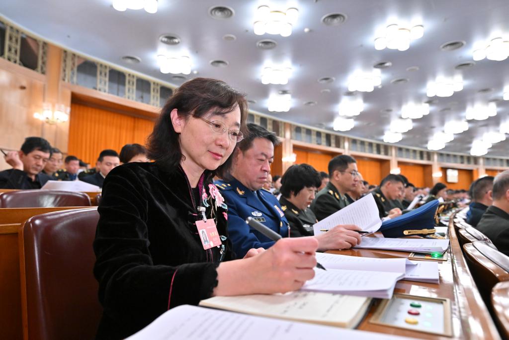 3月8日，十四屆全國(guó)人大二次會(huì)議在北京人民大會(huì)堂舉行第二次全體會(huì)議。這是代表們?cè)谡J(rèn)真聽會(huì)。新華社記者 岳月偉 攝