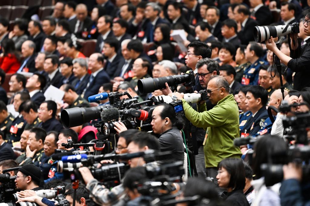 3月8日，十四屆全國(guó)人大二次會(huì)議在北京人民大會(huì)堂舉行第二次全體會(huì)議。這是記者在會(huì)議現(xiàn)場(chǎng)采訪。新華社記者 牟宇 攝