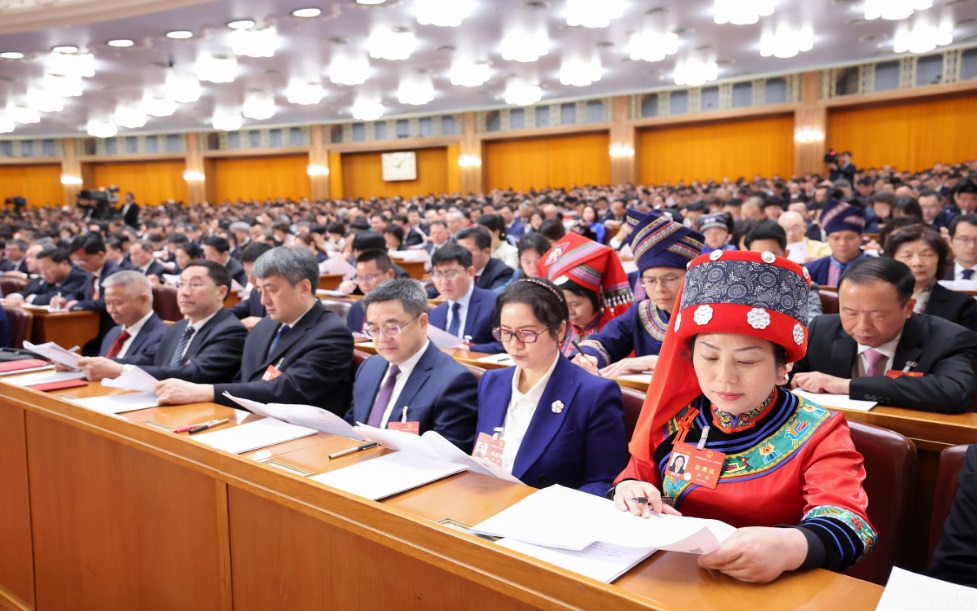 3月8日，十四屆全國人大二次會議在北京人民大會堂舉行第二次全體會議。這是代表們在認真聽會。新華社記者 劉衛(wèi)兵 攝