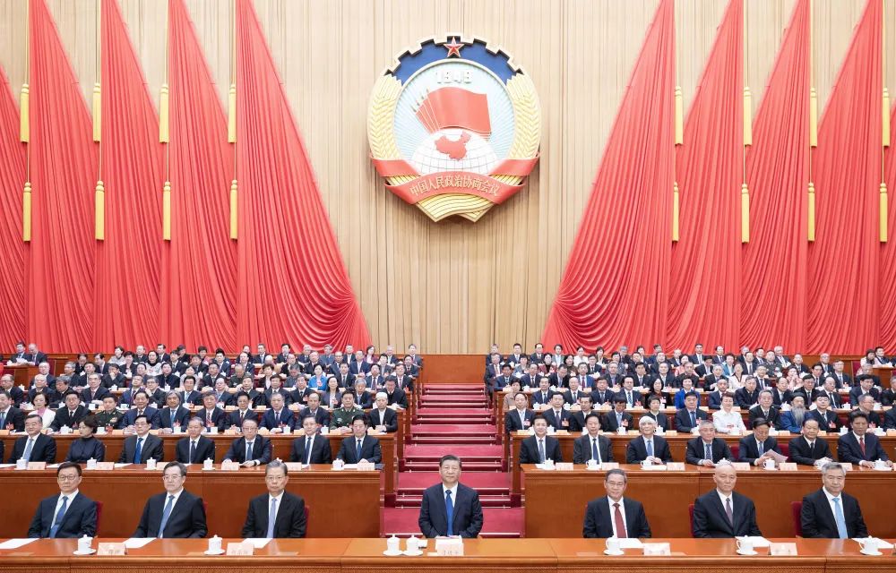 3月10日上午，中國人民政治協(xié)商會議第十四屆全國委員會第二次會議在北京人民大會堂閉幕。這是習近平、李強、趙樂際、蔡奇、丁薛祥、李希、韓正在主席臺就座。新華社記者 黃敬文 攝