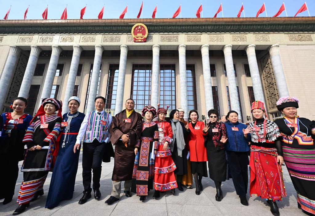 3月10日，中國人民政治協(xié)商會議第十四屆全國委員會第二次會議在北京人民大會堂舉行閉幕會。這是閉幕會后，委員們走出人民大會堂。新華社記者 陳曄華 攝