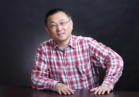 劉醒龍，生于古城黃州，現(xiàn)任中國作家協(xié)會(huì)小說委員會(huì)副主任、湖北省文學(xué)藝術(shù)界聯(lián)合會(huì)名譽(yù)主席。作品獲茅盾文學(xué)獎(jiǎng)、魯迅文學(xué)獎(jiǎng)、老舍散文獎(jiǎng)、豐子愷散文獎(jiǎng)，由其作品改編的電影獲中國電影金雞獎(jiǎng)、大眾電影百花獎(jiǎng)和中國電影華表獎(jiǎng)等。主要作品有中篇小說《鳳凰琴》《分享艱難》《挑擔(dān)茶葉上北京》、長篇小說《圣天門口》《天行者》《蟠虺》、長篇散文《一滴水有多深》等。多部作品被譯成英語、法語、韓語、日語、越南語、印地語、阿拉伯語、波蘭語等語種出版。