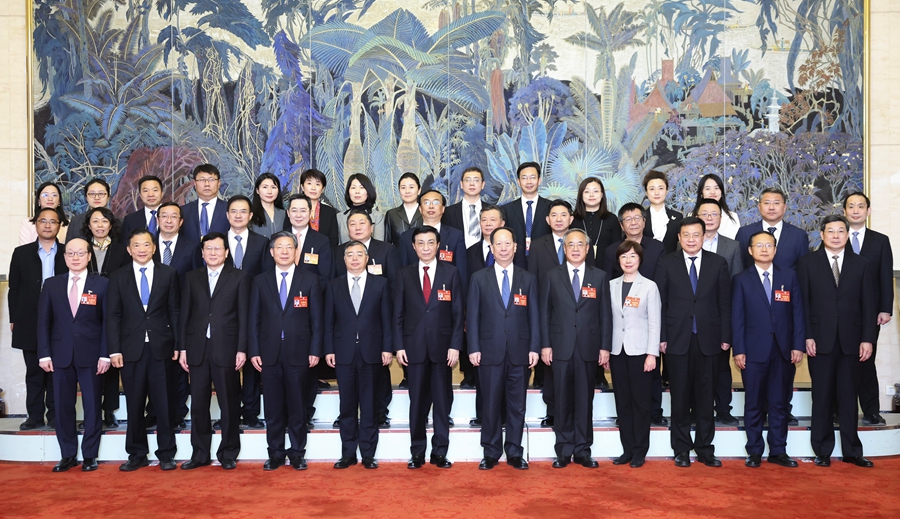 3月10日上午，中共中央政治局常委、全國(guó)政協(xié)主席王滬寧在北京人民大會(huì)堂看望參加全國(guó)政協(xié)十四屆二次會(huì)議宣傳報(bào)道的新聞工作者代表，代表全國(guó)政協(xié)向大家表示誠(chéng)摯慰問(wèn)和衷心感謝。新華社記者 黃敬文 攝
