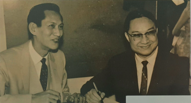 1963年，金庸（右）出售《倚天屠龍記》版權(quán)，此為簽約現(xiàn)場(chǎng)照片