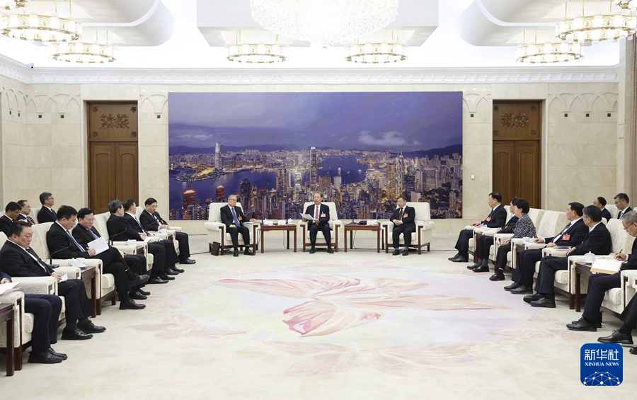 3月11日下午，中共中央政治局常委、全國(guó)人大常委會(huì)委員長(zhǎng)趙樂際在北京人民大會(huì)堂看望參加十四屆全國(guó)人大二次會(huì)議新聞報(bào)道的中央主要新聞單位負(fù)責(zé)同志和新聞工作者，代表大會(huì)主席團(tuán)和全國(guó)人大常委會(huì)，向參加大會(huì)新聞報(bào)道的全體新聞工作者表示問候和感謝。新華社記者 姚大偉 攝