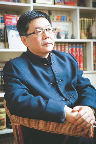 方遠(yuǎn)，資深報(bào)人，中國(guó)作家協(xié)會(huì)會(huì)員。山東省作家協(xié)會(huì)小說(shuō)創(chuàng)作委員會(huì)委員。濟(jì)南市首批簽約作家，濟(jì)南日?qǐng)?bào)報(bào)業(yè)集團(tuán)舜網(wǎng)文學(xué)顧問(wèn)，山東省散文學(xué)會(huì)特聘專家。著有長(zhǎng)篇小說(shuō)《大河入海流》《大船隊(duì)》《墜落的天使》等五部，小說(shuō)集《尋找情人》，中篇小說(shuō)《神龜出沒(méi)》《門縫兒里的愛(ài)情》等二十余部，多篇作品被報(bào)刊轉(zhuǎn)載、連載，收入各種選本及年選。長(zhǎng)篇小說(shuō)《河與?！贰洞蟠?duì)》先后入選中國(guó)作協(xié)重點(diǎn)作品扶持項(xiàng)目和定點(diǎn)深入生活項(xiàng)目，長(zhǎng)篇報(bào)告文學(xué)《光明路上追夢(mèng)人》入選山東省作協(xié)重點(diǎn)扶持作品。曾獲第一屆、第四屆山東省泰山文藝獎(jiǎng)，泉城文藝獎(jiǎng)、梁斌小說(shuō)獎(jiǎng)、山東省對(duì)外傳播獎(jiǎng)、濟(jì)南文學(xué)獎(jiǎng)及濟(jì)南市第六、九、十一屆文藝精品工程獎(jiǎng)等。