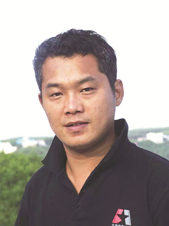 李云雷，《小說選刊》副主編，中國現(xiàn)代文學(xué)館特邀研究員，中國文藝評論家協(xié)會青年委員會委員。著有評論集《重申新文學(xué)的理想》《新時代文學(xué)與中國故事》等，小說集《再見，牛魔王》《沉默的人》等。曾獲馮牧文學(xué)獎、茅盾文學(xué)新人獎等多個獎項