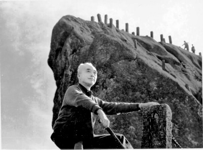 王朝聞，1909年出生，2004年去世，四川合江人。美學(xué)家、藝術(shù)理論家、雕塑家、藝術(shù)教育家。1932年考入杭州藝專；1940年赴延安，在魯迅藝術(shù)文學(xué)院進(jìn)行雕塑創(chuàng)作與教學(xué)；新中國成立后，曾任中央美術(shù)學(xué)院教授兼副教務(wù)長，中國美術(shù)家協(xié)會副主席，中華全國美學(xué)學(xué)會會長，《美術(shù)》雜志主編，文化部文學(xué)藝術(shù)研究院（今中國藝術(shù)研究院）副院長。著有《新藝術(shù)創(chuàng)作論》《一以當(dāng)十》《論鳳姐》《審美談》《審美心態(tài)》《雕塑雕塑》等。