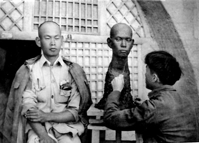 一九四一年，王朝聞在延安創(chuàng)作人像雕塑。圖片由中國藝術(shù)研究院研究員鄧福星提供