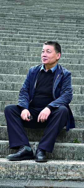 關仁山，唐山豐南人，中國作家協(xié)會主席團委員，河北省作家協(xié)會主席，中國作家書畫院副院長。上世紀80年代開始文學創(chuàng)作并發(fā)表作品，著有長篇小說《白洋淀上》《日頭》《麥河》《唐山大地震》《天高地厚》《金谷銀山》等，中短篇小說《大雪無鄉(xiāng)》《紅旱船》《九月還鄉(xiāng)》，長篇紀實文學《感天動地》《太行沃土》等，出版十卷本《關仁山文集》，達千余萬字。  作品曾獲第五屆魯迅文學獎，獲中宣部第十一屆全國“五個一工程”獎，第十四屆中國圖書獎，第九屆莊重文文學獎，及香港《亞洲周刊》華人小說比賽冠軍等。長篇小說《麥河》入選2010年中國小說學會年度排行榜，《日頭》入選中國小說學會2014年度小說排行榜。部分作品被譯成英、法、韓、日等文字，多部作品分別被改編拍攝成《天高地厚》《御姐歸來》等電視劇和話劇、舞臺劇上映。