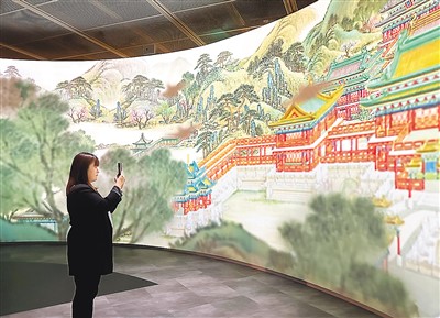 　“圓明園——清代皇家園居文化”特展以多媒體技術重現(xiàn)圓明園昔日風光。圖為觀展市民拍照留念。 　　本報記者 陳 然攝