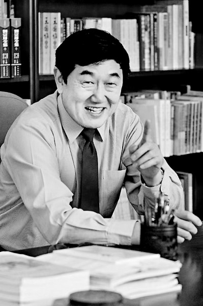 陳洪 南開大學講席教授，國家級教學名師，南開大學原常務副校長；任《文學遺產(chǎn)》《天津社會科學》等學術期刊編委，《文學與文化》主編，曾獲國家級教學成果一等獎；研究領域涉及中華傳統(tǒng)文化、中國古典文學、中國文學批評史、中國古代小說理論、明清小說、文學與宗教等諸多方面，著有《結緣：文學與宗教》《中國小說理論史》《金圣嘆傳》《六大名著導讀》《漫說水滸》等。