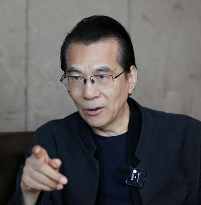 何建明，中國作家協(xié)會第七、八、九屆駐會副主席?，F(xiàn)為中國作家協(xié)會報告文學委員會主任，中央社會主義學院教授、上海大學中國創(chuàng)意寫作研究院院長。三次獲得魯迅文學獎，六次獲得中宣部“五個一工程”獎，多次獲得全國優(yōu)秀報告文學獎、徐遲報告文學獎、“中國好書”等獎項，首位獲得俄羅斯國家圖書獎的中國作家。