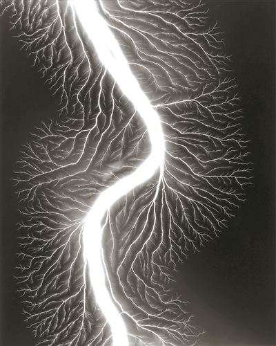 杉本博司，《放電場(chǎng)225》，2009，明膠銀鹽相紙，149.2×119.4cm。公式Hiroshi Sugimoto，圖片由藝術(shù)家提供