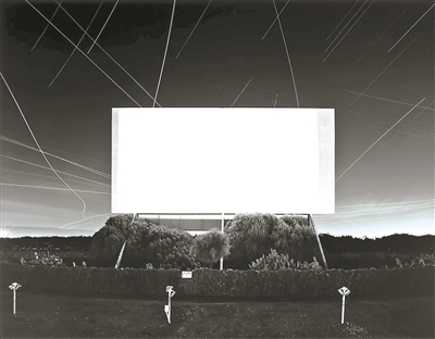 杉本博司，《尤寧城汽車影院，尤寧城》，1993，明膠銀鹽相紙，119.4×149.2cm。公式Hiroshi Sugimoto，圖片由藝術(shù)家提供