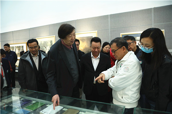 《明報(bào)月刊》榮譽(yù)總編輯潘耀明發(fā)現(xiàn)了當(dāng)年明報(bào)月刊出版社出版的馮驥才先生小說(shuō)集《樓頂上的歌手》