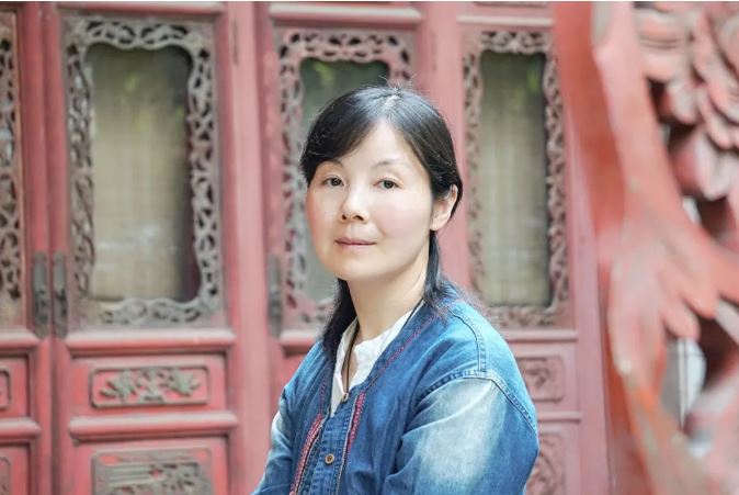 王蕓    生于湖北，現(xiàn)居南昌。一級作家，南昌市作家協(xié)會主席。出版長篇小說《對花》《江風烈》，小說集《請叫她天鵝》《薇薇安曾來過》《與孔雀說話》《羽毛》，散文集《紙上萬物浮現(xiàn)如初》《此生》《穿越歷史的楚風》《接近風的深情表達》《經(jīng)歷著異常美麗》等。三百余萬字作品見于《人民文學》《當代》《新華文摘》《小說選刊》《中國作家》《青年文學》《上海文學》《江南》《芙蓉》《長城》《天涯》《美文》《散文》《長江文藝》《中篇小說選刊》《小說月報》等，收入五十多種選本。曾獲第三屆湖北文學獎、第七屆屈原文藝獎、第一屆江西省文藝創(chuàng)作獎、第二屆林語堂文學獎（小說）大獎等。獲評江西省思想宣傳文化系統(tǒng)“四個一批”人才。