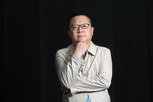 李少君，《詩(shī)刊》社主編，一級(jí)作家。主要著作有《自然集》《草根集》《海天集》《應(yīng)該對(duì)春天有所表示》等，被譽(yù)為“自然詩(shī)人”。