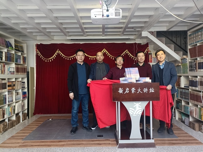 丁丁、譚五昌、陸健、黃建華、朱鋼為新書《青年詩歌年鑒2022年卷》揭幕。
