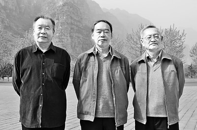 北京師范大學(xué)文藝學(xué)研究中心“三老”程正民（右）、童慶炳（中）、李壯鷹在一次學(xué)術(shù)會(huì)議上合影。