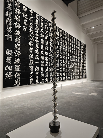 裝置《反重力結(jié)構(gòu)》。作為日本代表性的奈良時代木質(zhì)建筑之一，當(dāng)麻寺東塔在1902年經(jīng)過整體修繕，用新材料替換下部分受損的建材。這些古木材的嵌合支撐起屹立的佛塔，承受并消解了超過千年時間沉淀的分量。這種抵抗地心吸引的力量象征令杉本博司著迷，藝術(shù)家試圖通過攝影重建這座佛塔，再現(xiàn)抵御重力的構(gòu)造之美。