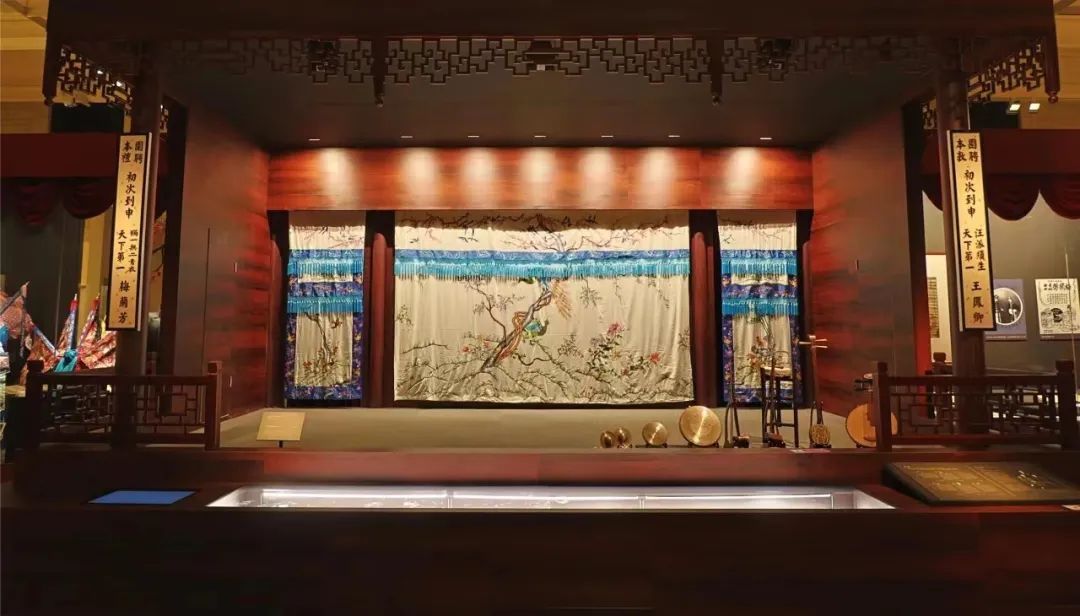 “梅綻東方——梅蘭芳在上?！碧卣宫F(xiàn)場搭建的梅蘭芳與王鳳卿登臺演出的新式劇場
