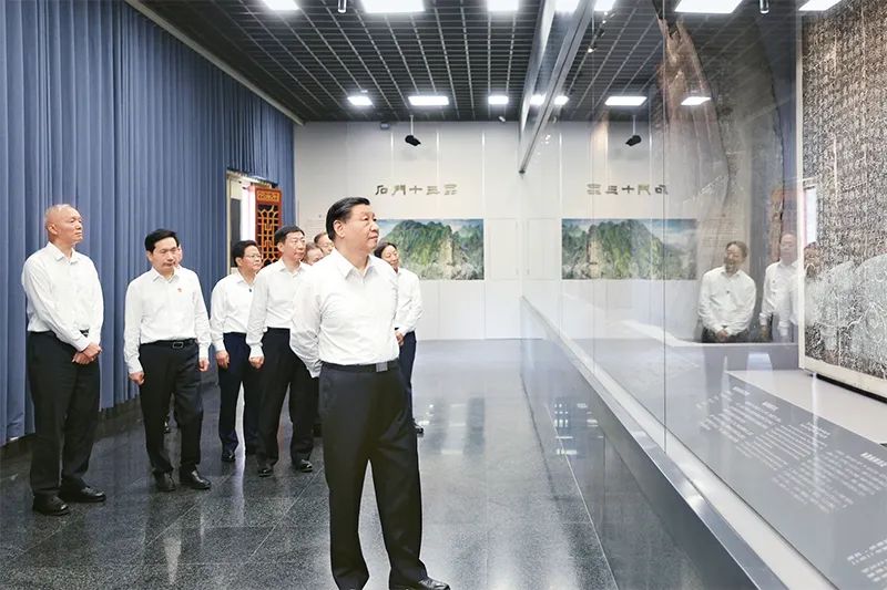 2023年7月29日，中共中央總書記、國(guó)家主席、中央軍委主席習(xí)近平在四川考察結(jié)束返京途中，來到陜西省漢中市考察。這是習(xí)近平參觀漢中市博物館有關(guān)歷史文物展陳。 新華社記者 鞠鵬/攝