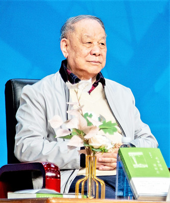 劉心武，曾任《人民文學(xué)》主編。代表作有短篇小說《班主任》、長篇小說《鐘鼓樓》（獲第二屆茅盾文學(xué)獎）、散文集《也曾隔窗窺新月》《我眼中的建筑與環(huán)境》《劉心武妙品紅樓夢》等