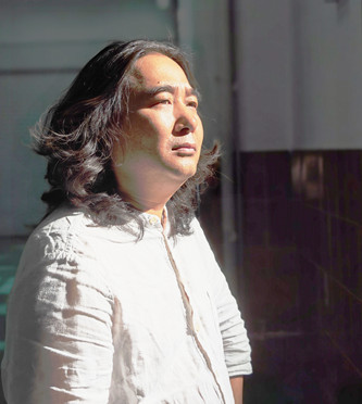 包倬，生于四川涼山，彝族。有小說和散文見《人民文學》《十月》《鐘山》《江南》《天涯》《山花》《芙蓉》《北京文學》《作家》等。著有長篇小說《青山隱》，出版小說集《沉默》《十尋》《路邊的西西弗斯》《風吹白云飄》等。曾獲云南文學獎、邊疆文學獎、滇池文學獎、《長江文藝》雙年獎。現(xiàn)居昆明。