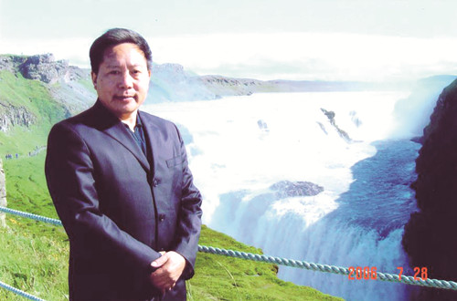 李傳鋒，湖北省鶴峰縣人，土家族作家。曾任《湖北文藝》編輯部主任、《長江文藝》小說組組長、《今古傳奇》主編、湖北省文聯(lián)黨組書記等職，曾獲全國民族團結(jié)進步先進個人稱號。1986年加入中國作家協(xié)會，著有鄉(xiāng)村小說、動物小說、歷史小說、散文、文藝評論等近千萬字。短篇小說《退役軍犬》獲第二屆（1981—1984年）全國少數(shù)民族文學(xué)創(chuàng)作獎，長篇小說《白虎寨》獲第十一屆（2012—2015）全國少數(shù)民族文學(xué)創(chuàng)作駿馬獎，另有作品獲湖北省“屈原文藝獎”、重慶市“五個一工程”獎等。本期刊發(fā)青年評論家華珉朗、黃煜榕對李傳鋒的采訪。