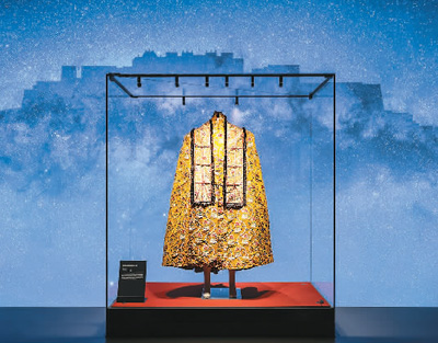 　清代金寶地花卉紋斗篷。 　　中國(guó)大運(yùn)河博物館供圖