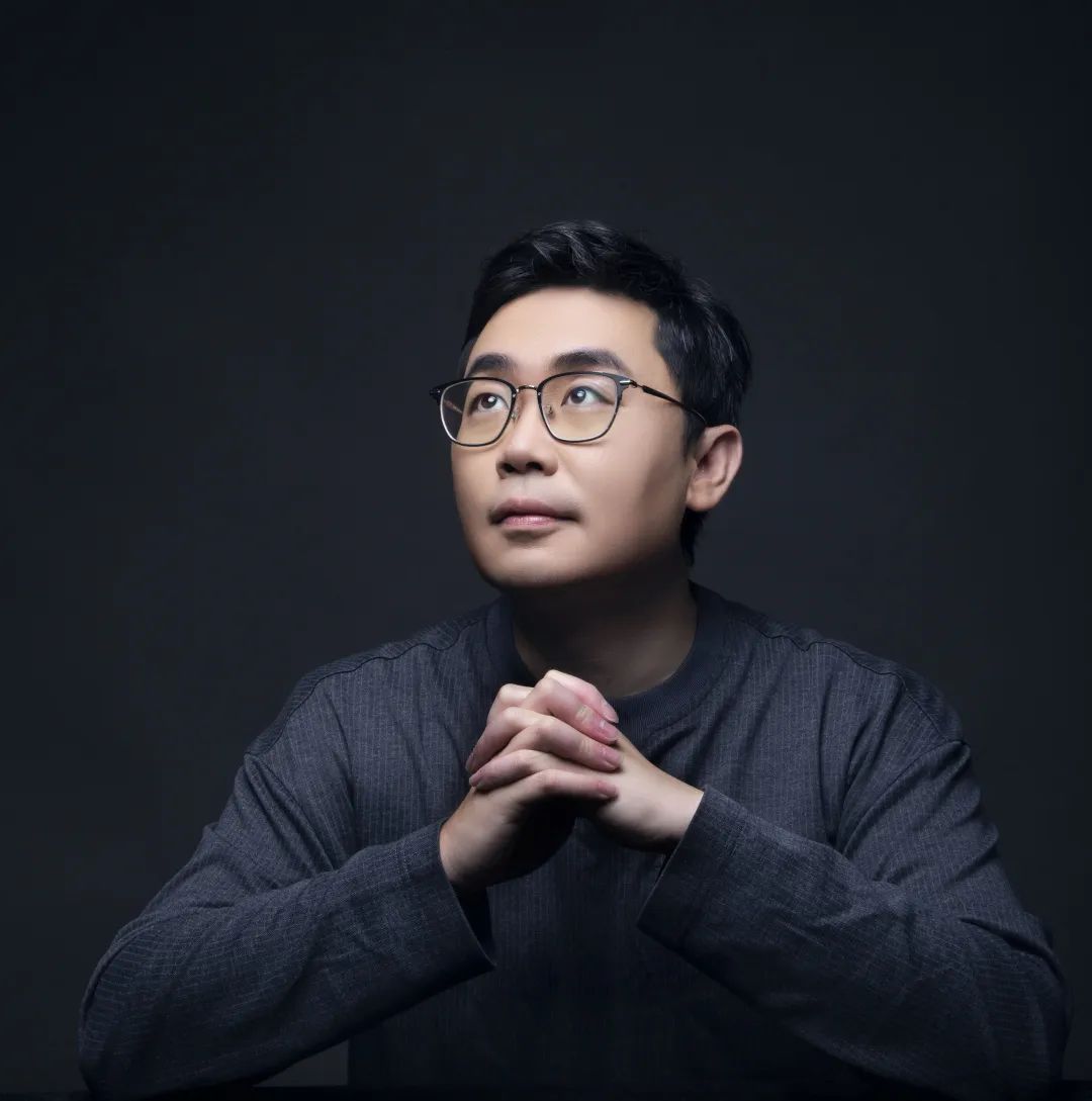 蔡崇達(dá)，青年作家，福建泉州人，曾任《中國新聞周刊》執(zhí)行主編。出版有非虛構(gòu)作品集《皮囊》、長篇小說《命運(yùn)》等。作品被翻譯成英語、俄羅斯語、葡萄牙語、韓語等語種，在十幾個國家、地區(qū)發(fā)行，至今發(fā)行近600萬冊。