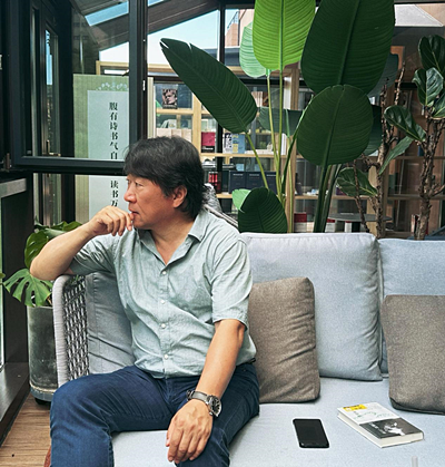  任白，吉林省吉林市人，詩人、作家。吉林省作家協(xié)會副主席、中國詩歌學(xué)會理事。出版詩集《耳語》《任白詩選》《情詩與備忘錄》《靈魂的債務(wù)》和中短篇小說集《失語》。現(xiàn)居吉林省長春市。