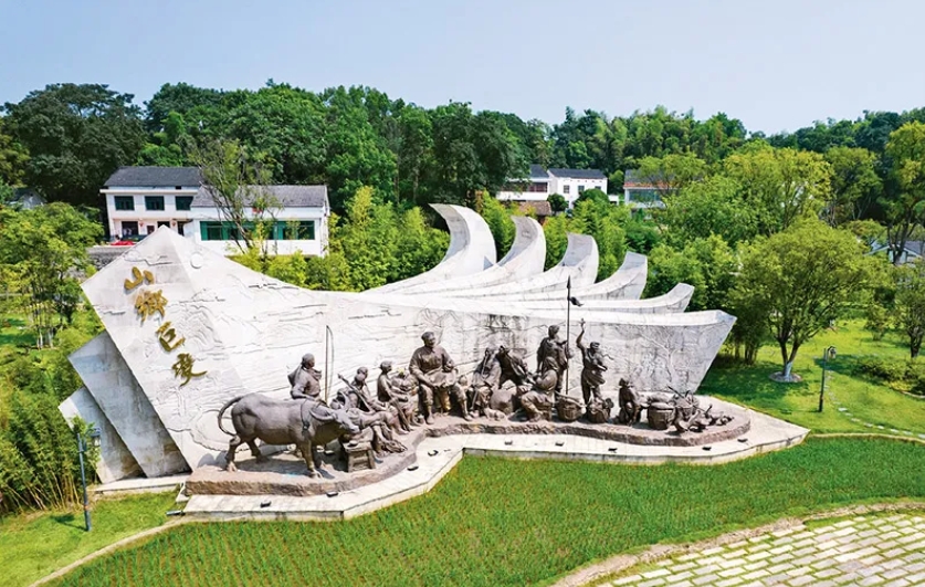 1955年秋，47歲的周立波整理行裝，從北京一路南下，舉家搬回老家湖南益陽清溪村。67年后，在這里，中國作家協(xié)會啟動了“新時代山鄉(xiāng)巨變創(chuàng)作計劃”和“新時代文學攀登計劃”兩項重大文學行動。圖為2022年8月1日拍攝的湖南省益陽市清溪村清溪廣場。 新華社記者 陳思汗/攝